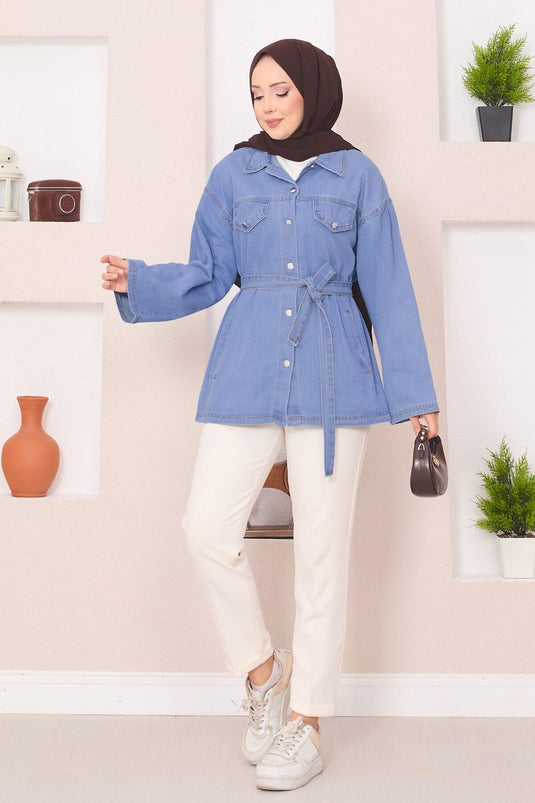 Veste en jean bleu clair avec poches et ceinture amovible.