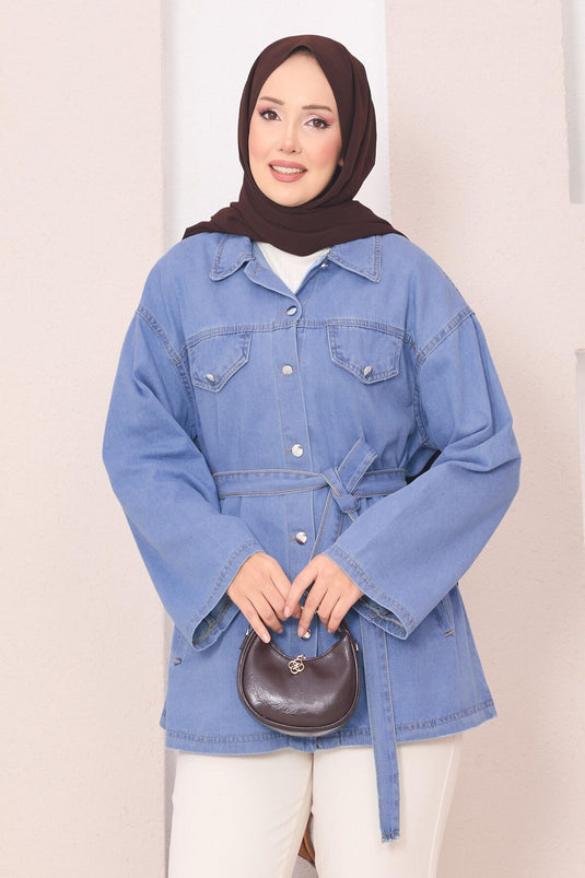 Veste en jean bleu clair avec poches et ceinture amovible.