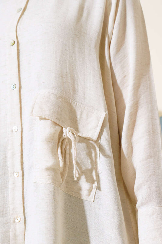 قميص دانتيل بغطاء للجيب باللون البيج