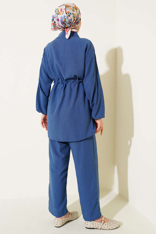 Completo in lino blu navy con patta tascabile, decorazioni in pietra e passante in vita