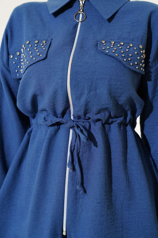 Completo in lino blu navy con patta tascabile, decorazioni in pietra e passante in vita