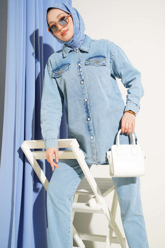 Zweiteiliges Jeans-Set mit Taschenklappen, steinbesetzten Knöpfen, Hellblau