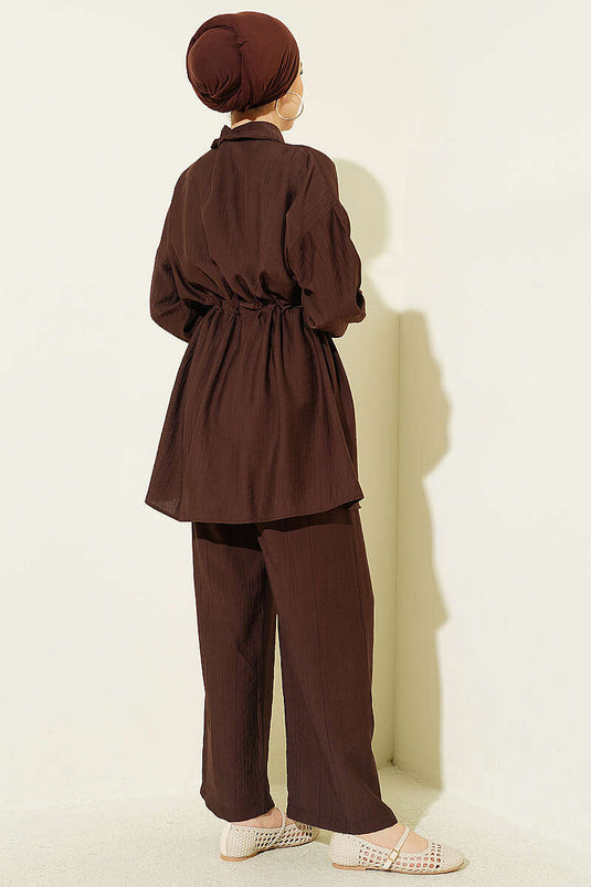 Ensemble deux pièces avec ceinture tunnel et fermeture à glissière, couleur café