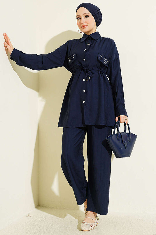 Ensemble deux pièces bleu marine avec ceinture à cordon et fermeture à glissière sur le devant
