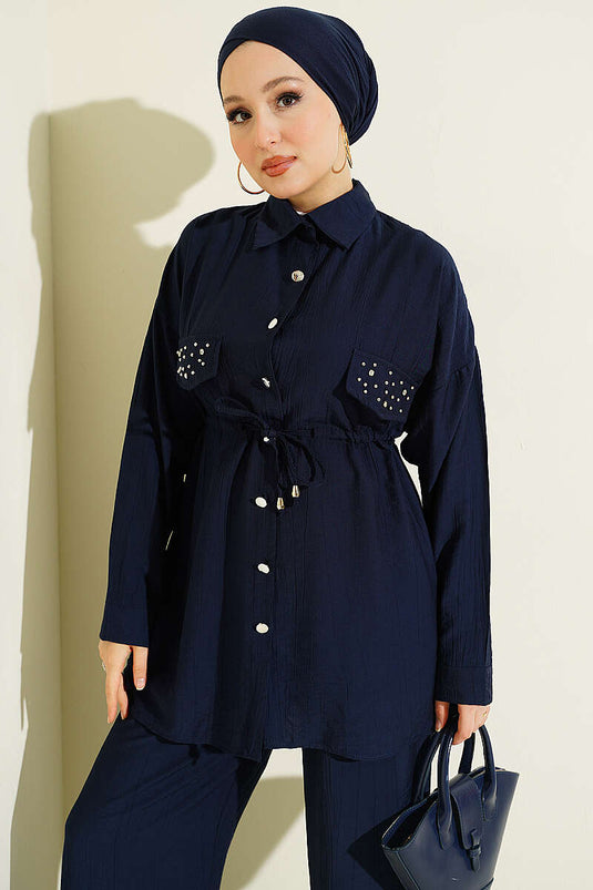Ensemble deux pièces bleu marine avec ceinture à cordon et fermeture à glissière sur le devant