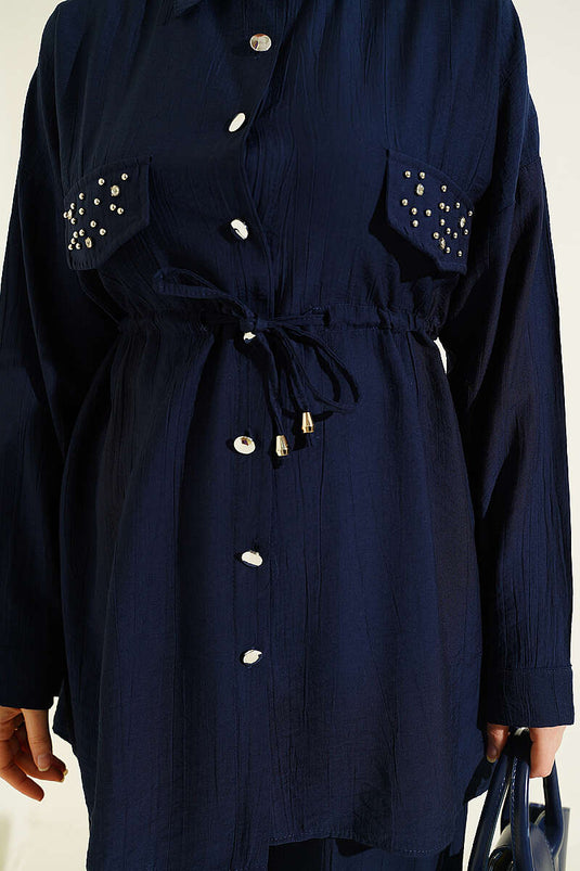 Ensemble deux pièces bleu marine avec ceinture à cordon et fermeture à glissière sur le devant