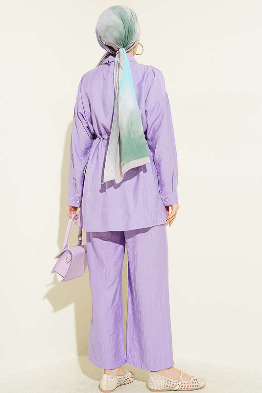 Ensemble deux pièces lilas avec ceinture tunnel et fermeture éclair frontale