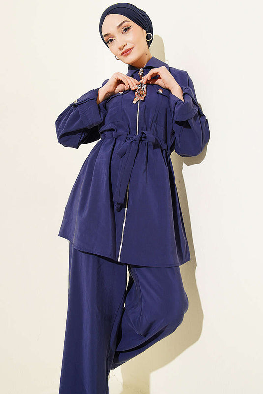 Ensemble en modal bleu marine avec ceinture et poche à rabat