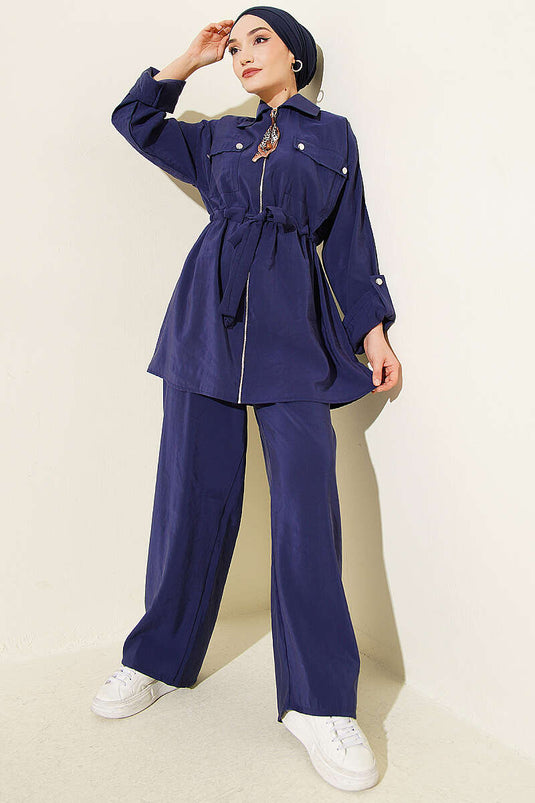 Ensemble en modal bleu marine avec ceinture et poche à rabat
