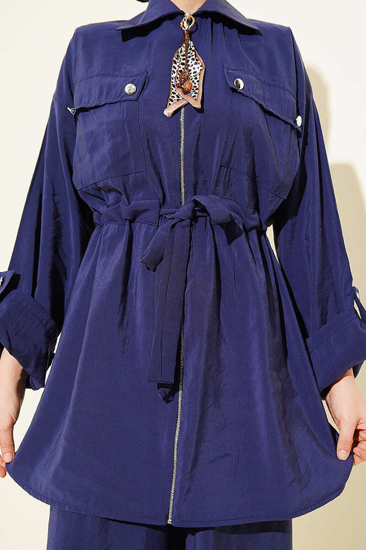 Ensemble en modal bleu marine avec ceinture et poche à rabat