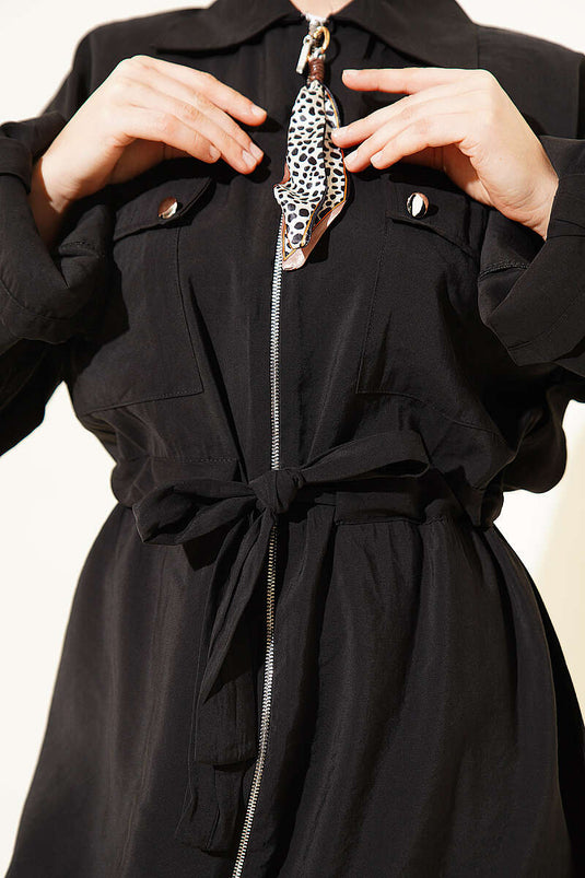 Ensemble modal noir avec ceinture et poche à rabat