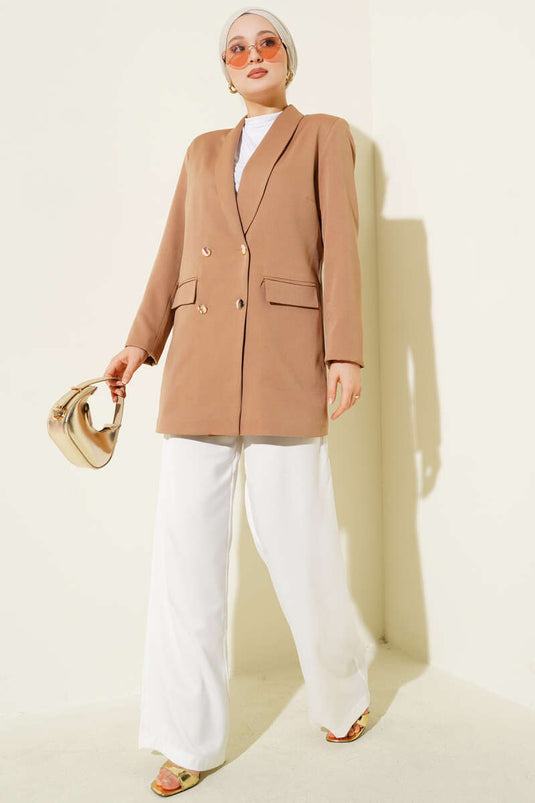 جاكيت بليزر مزدوج مع جيب بغطاء، لون لاتيه