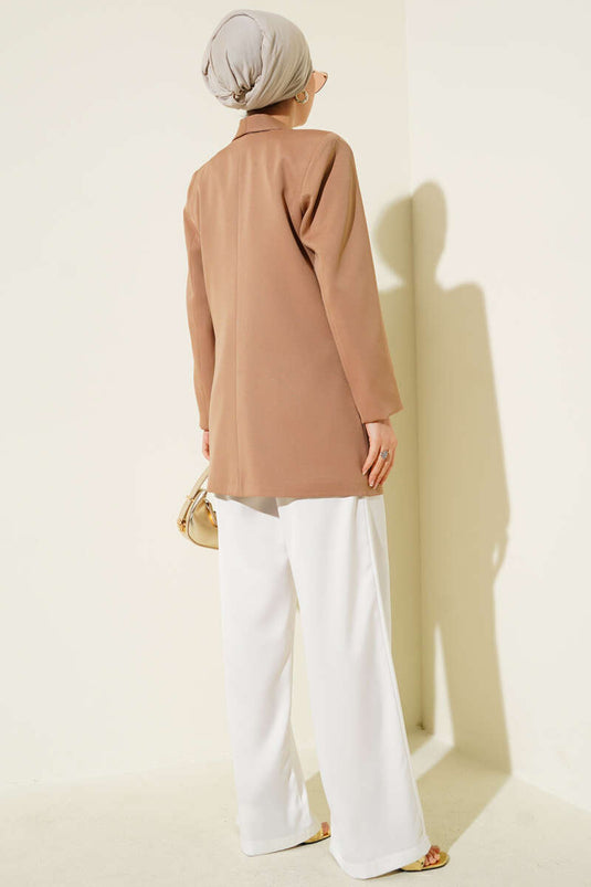 جاكيت بليزر مزدوج مع جيب بغطاء، لون لاتيه