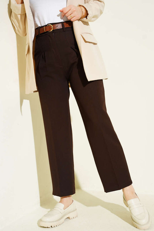 بنطال بحزام وجيوب بغطاء، بني