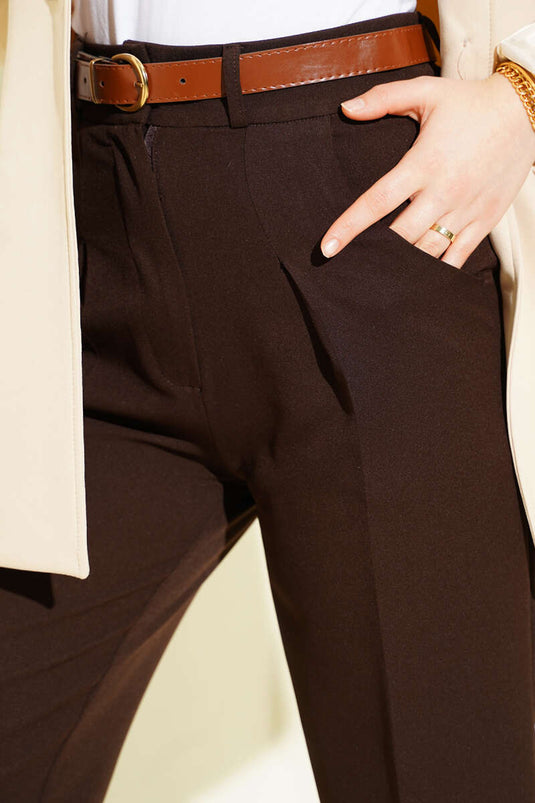 بنطال بحزام وجيوب بغطاء، بني