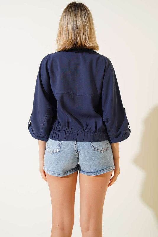 Giacca blu navy con maniche a patta e tasca