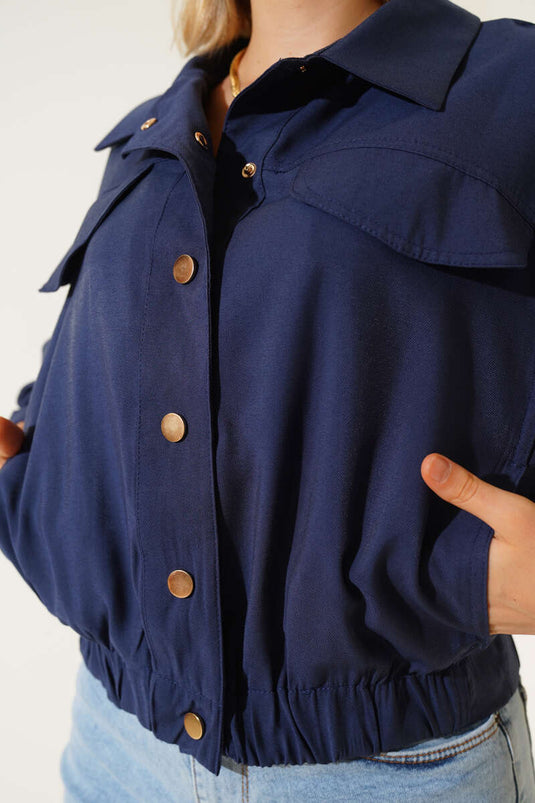 Giacca blu navy con maniche a patta e tasca