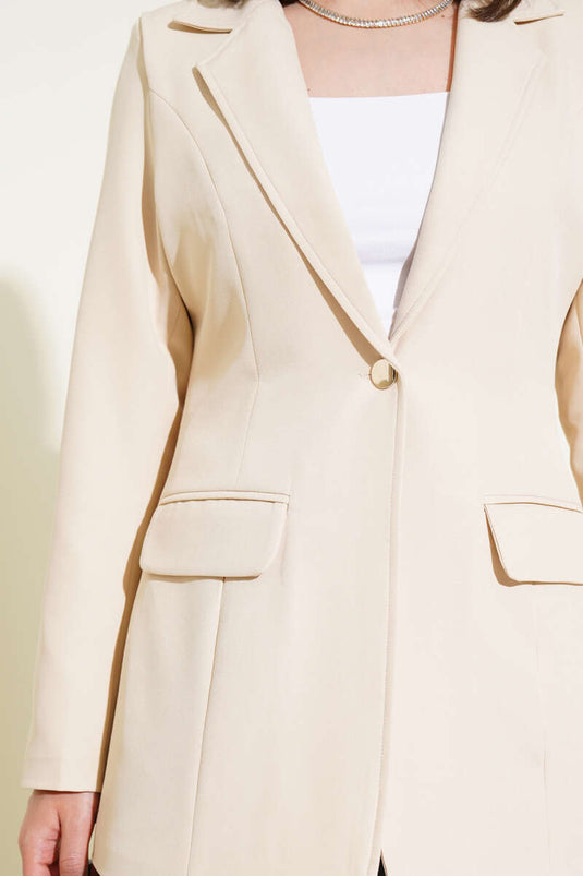 سترة بليزر بزر واحد مع جيوب قلابة باللون البيج