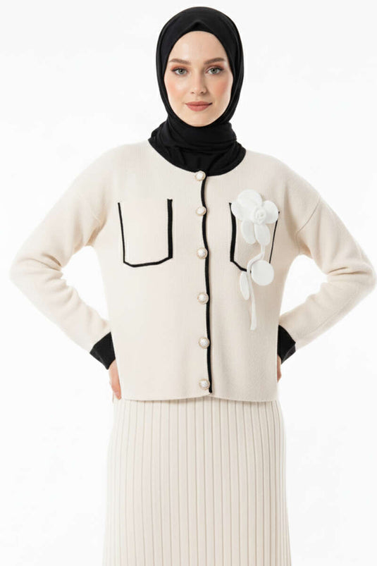 Ensemble deux pièces avec jupe et broderie de rose sur la poche, beige.