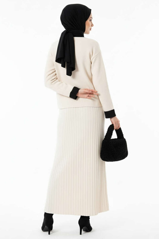 طقم من قطعتين مع تنورة وتطريز وردة على الجيب، بيج.