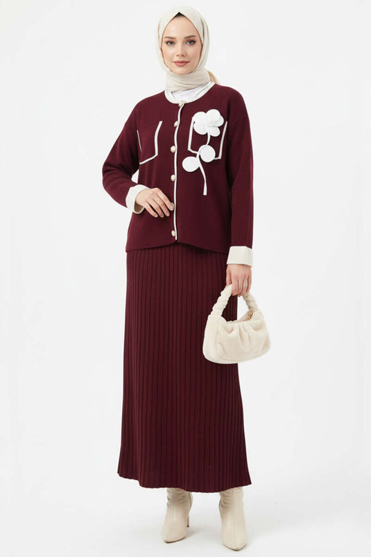 Ensemble deux pièces avec jupe et broderie de rose sur la poche, bordeaux.