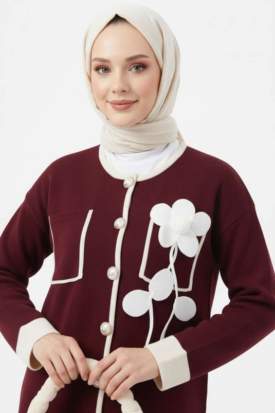 Ensemble deux pièces avec jupe et broderie de rose sur la poche, bordeaux.