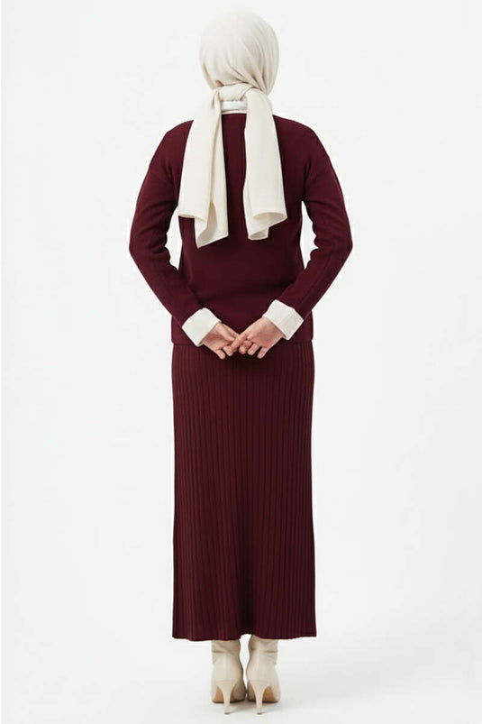 Ensemble deux pièces avec jupe et broderie de rose sur la poche, bordeaux.