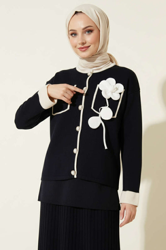 Ensemble jupe deux pièces bleu marine avec broderie de roses sur les poches