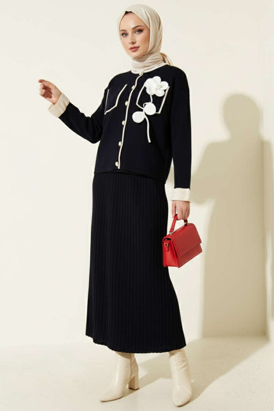 Ensemble jupe deux pièces bleu marine avec broderie de roses sur les poches