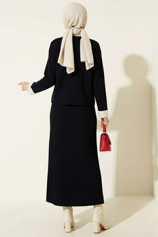 Ensemble jupe deux pièces bleu marine avec broderie de roses sur les poches