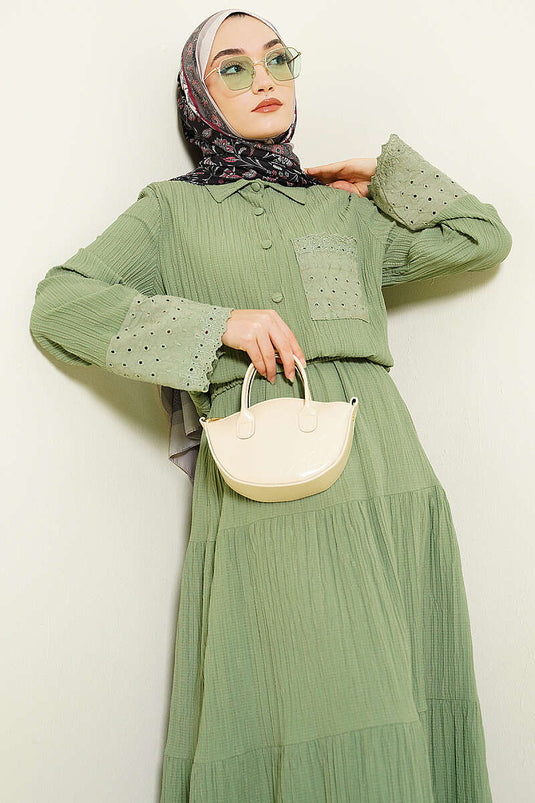 Completo con gonna plissettata e ricamo a mano, verde salvia, con tasche e polsini
