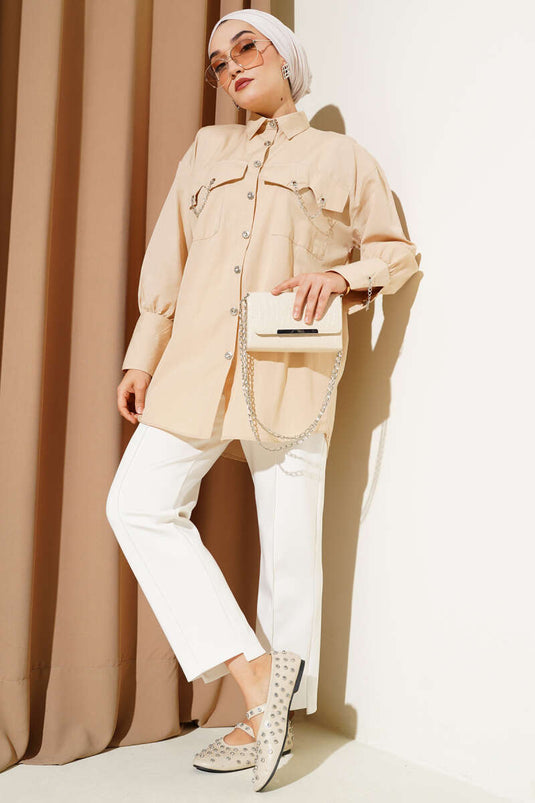 قميص بسلسلة جيب وأكمام بلون اللاتيه