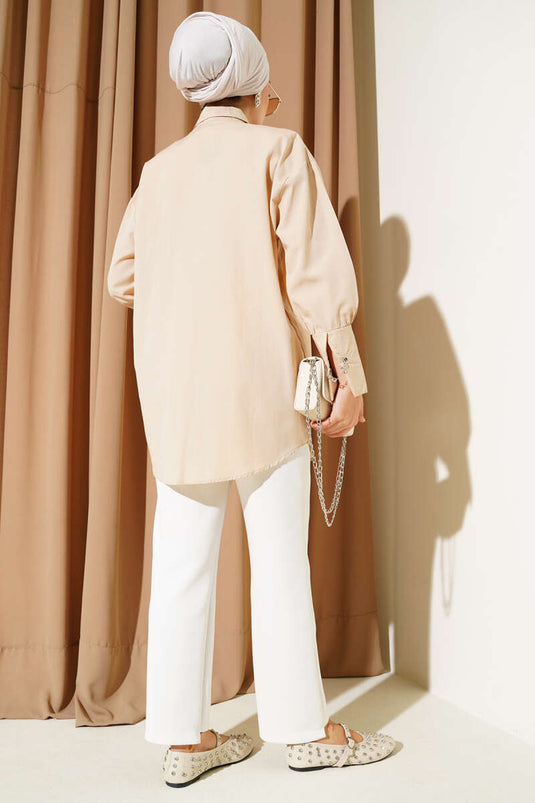 قميص بسلسلة جيب وأكمام بلون اللاتيه