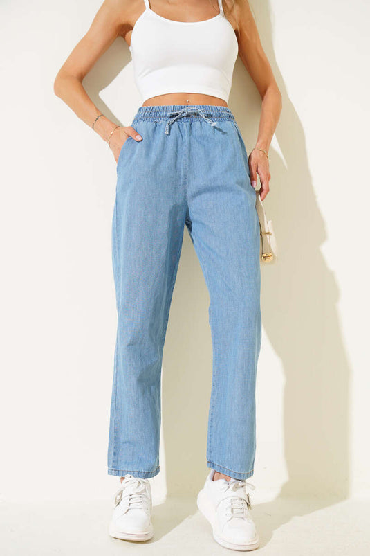 Jean à poches et taille élastiquée avec cordon de serrage