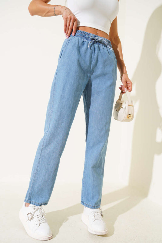 Jean à poches et taille élastiquée avec cordon de serrage