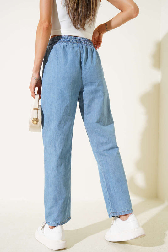 Jean à poches et taille élastiquée avec cordon de serrage