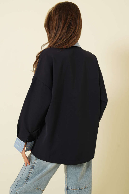 قميص بجيب مزين بخطوط باللون الأزرق الداكن