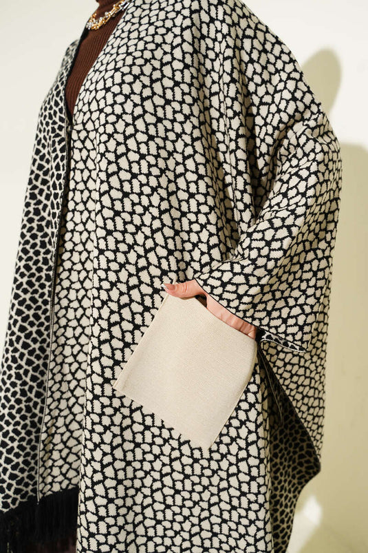 Poncho en tricot à franges avec motif à pois, couleur pierre