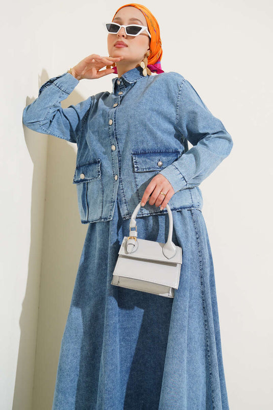 طقم جينز من قطعتين مع جيوب وتنورة بأزرار، لون أزرق فاتح