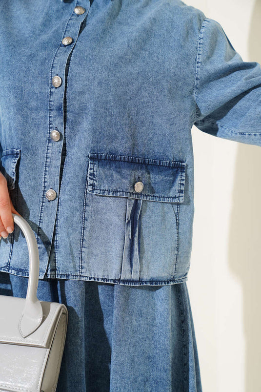 طقم جينز من قطعتين مع جيوب وتنورة بأزرار، لون أزرق فاتح