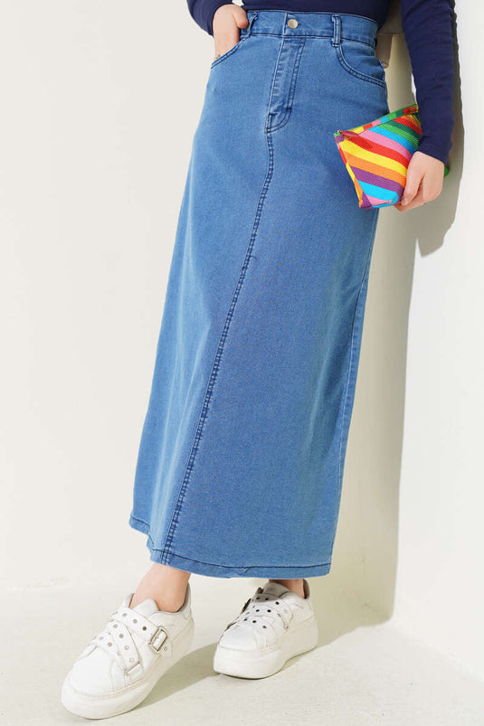 تنورة جينز زرقاء مع جيوب