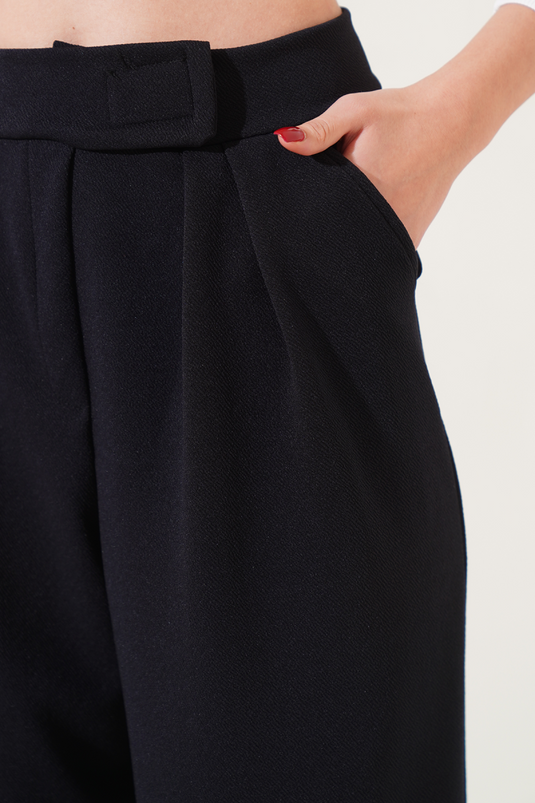 بنطلون فضفاض مطوي مع جيوب من برلمان