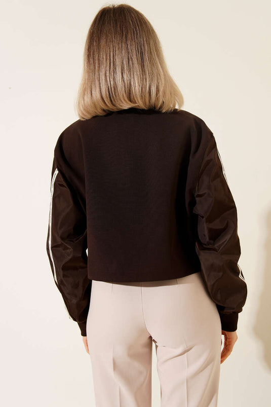 سترة بجيوب مع شريط مكتوب باللون البني