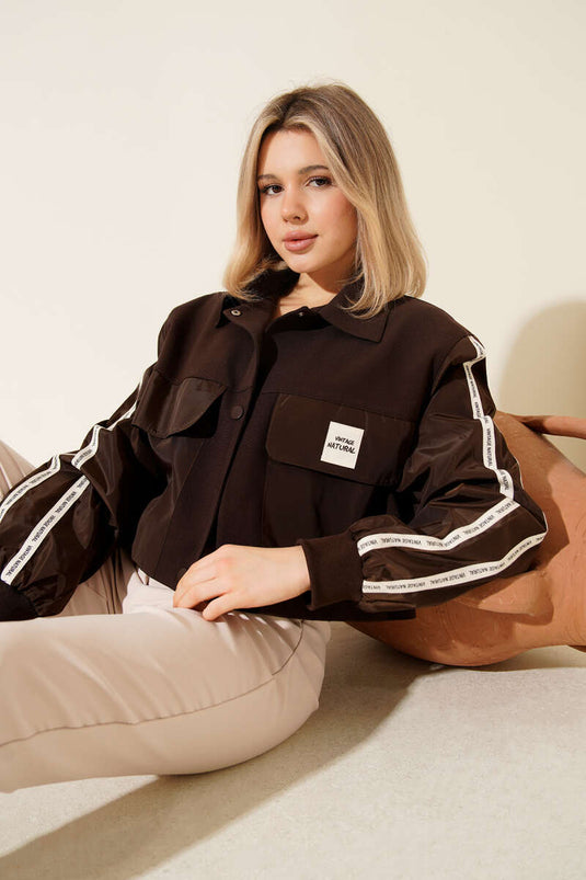 سترة بجيوب مع شريط مكتوب باللون البني