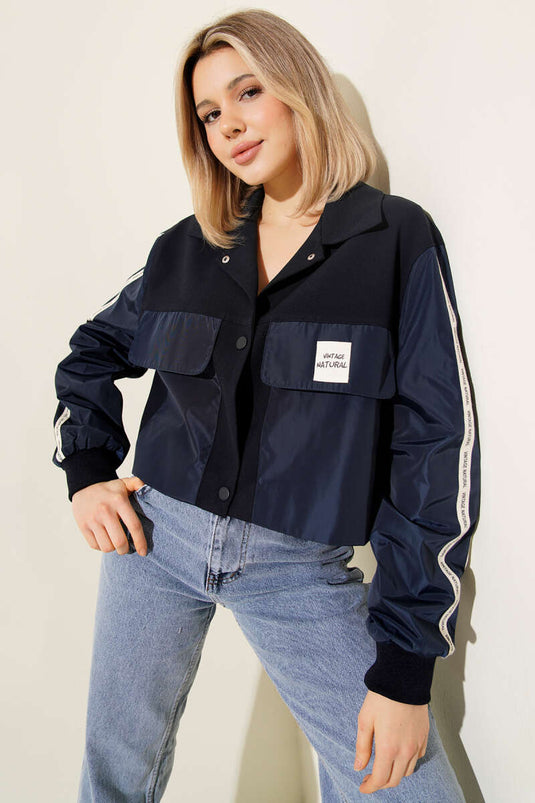 سترة بجيوب مع شريط مكتوب باللون الأزرق الداكن