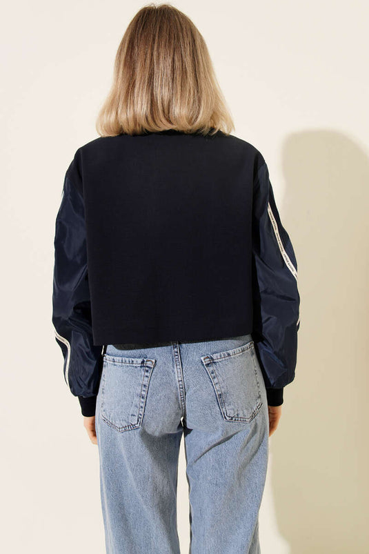 سترة بجيوب مع شريط مكتوب باللون الأزرق الداكن