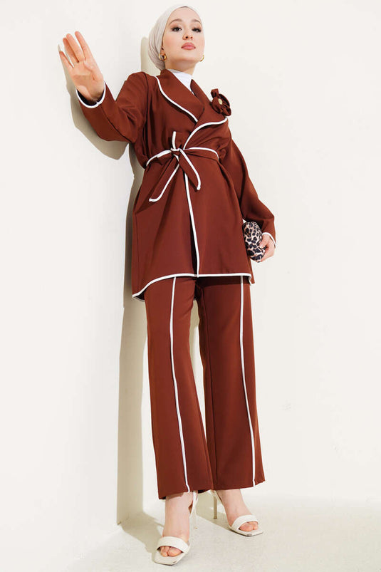 Zweiteiliger Anzug mit Blumenmuster und Paspelierung Braun