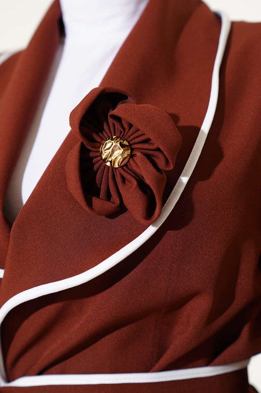 Zweiteiliger Anzug mit Blumenmuster und Paspelierung Braun