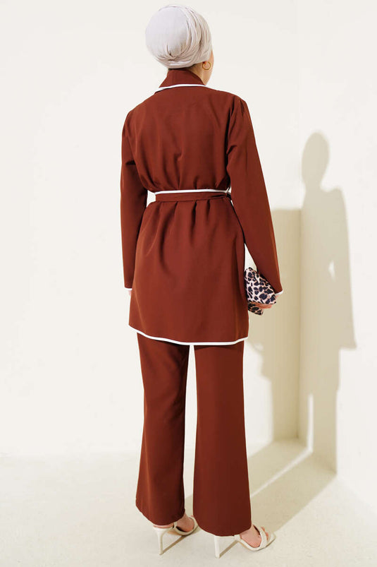 Zweiteiliger Anzug mit Blumenmuster und Paspelierung Braun