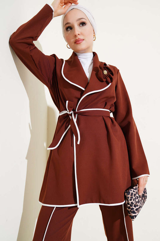 Zweiteiliger Anzug mit Blumenmuster und Paspelierung Braun